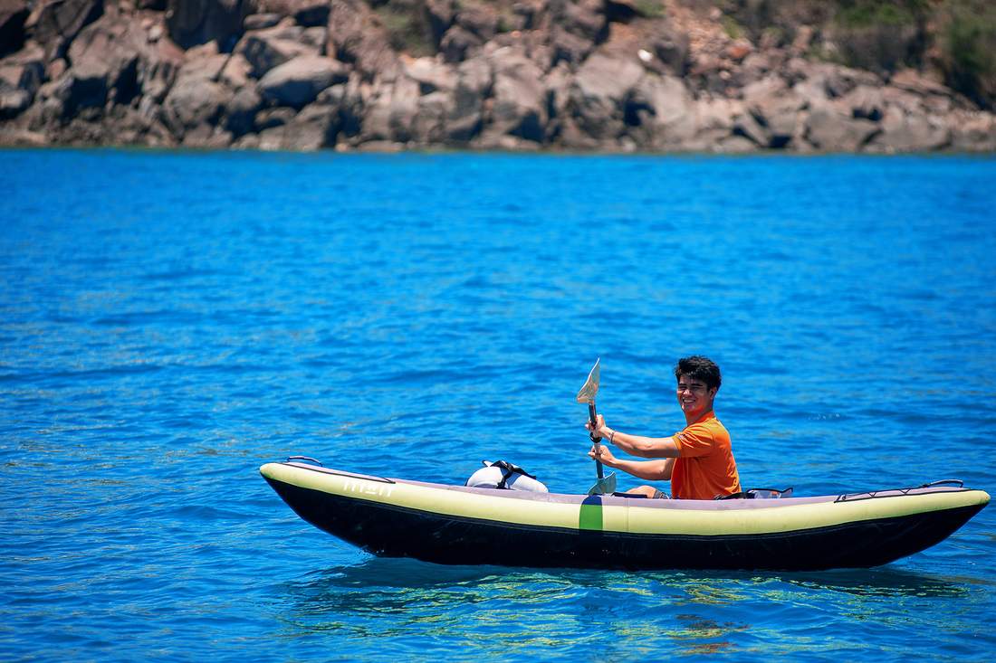 Chèo thuyền Kayak. Bơi gần du thuyền .Nhatrang
